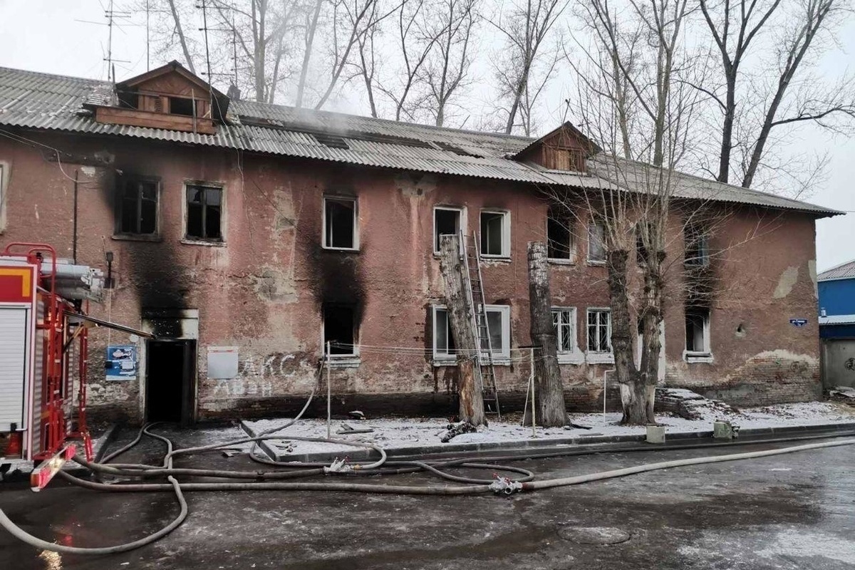 Ночью на Глинки сгорела двухэтажка: погиб человек, еще четверо пострадали -  МК Красноярск