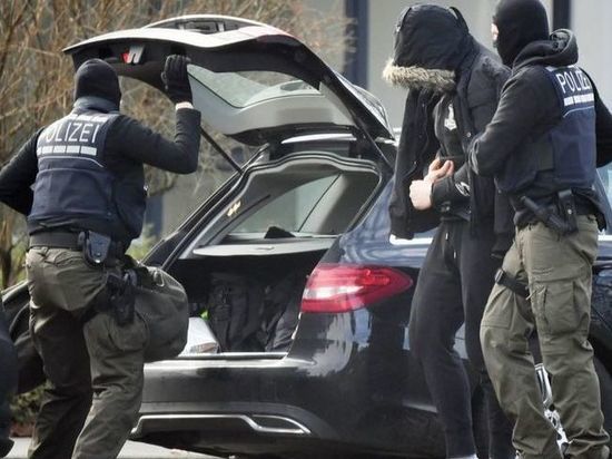 Германия: Полицейский, подозреваемый в терроризме, выдавал лицензии на оружие