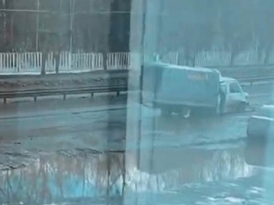 В Кирове автомобиль сломался пополам, попав в яму