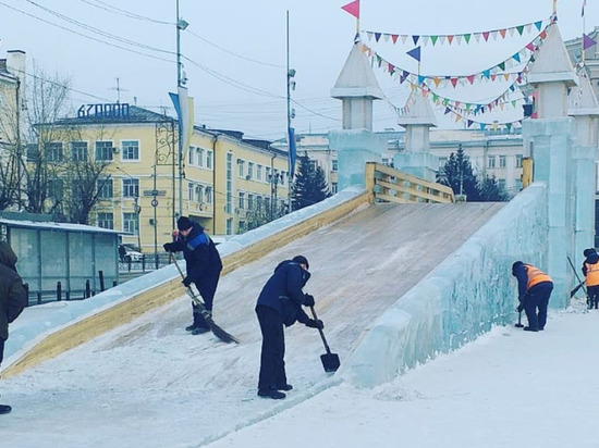 В Улан-Удэ к Сагаалгану почистили главную ледяную горку