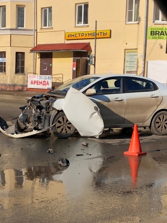 Снесли "морду": в центре Костромы столкнулись две иномарки