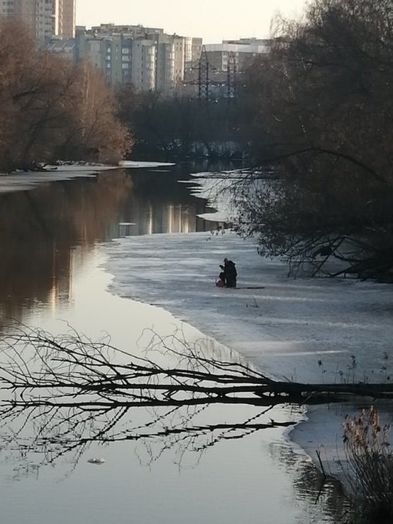 В центре Иваново рыбаки продолжают ловить рыбу на остатках льда