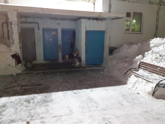 При уборке снега в Надыме сломали лавку и урну