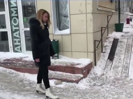 Жительница Новосибирска прокатилась по городским тротуарам на коньках