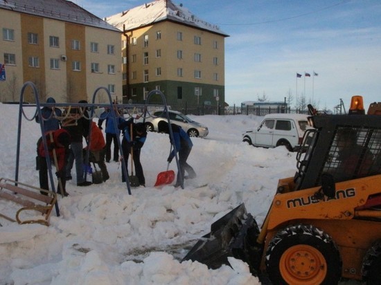 В Салехарде расчистили заваленную снегом детскую площадку