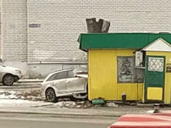 В Казани иномарка разнесла торговый павильон