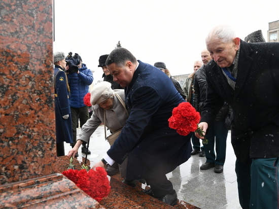 Игорь Руденя возложил цветы к стеле «Город воинской славы»