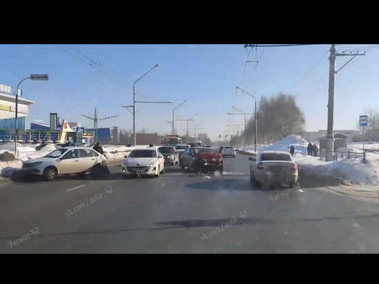 Массовая авария в Кемерове затруднила проезд автомобилей