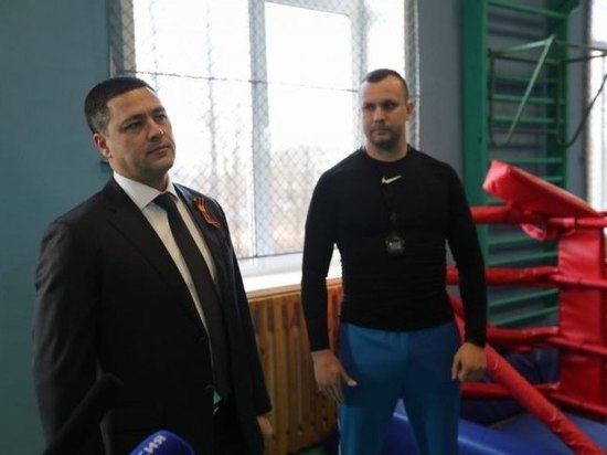 Новое оборудование спортзала в Дно показали губернатору