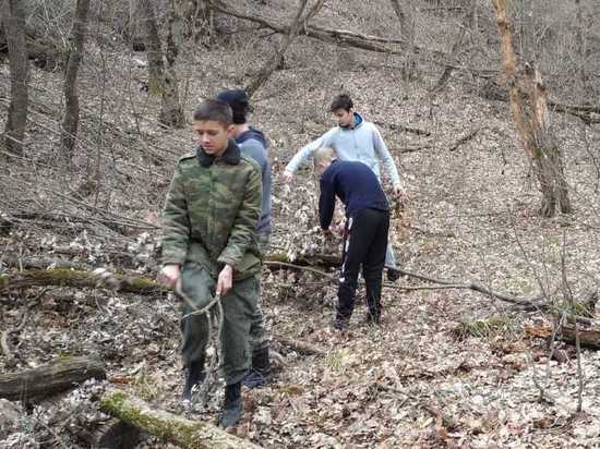 В Железноводске молодые следопыты научились выживать в лесу
