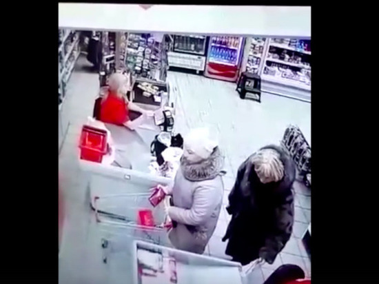В Ноябрьске женщина украла чужой кошелек у кассы магазина