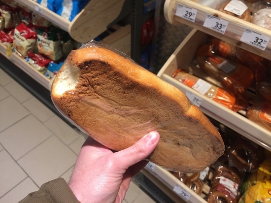 Надымчанам предлагают в магазине покусанный хлеб