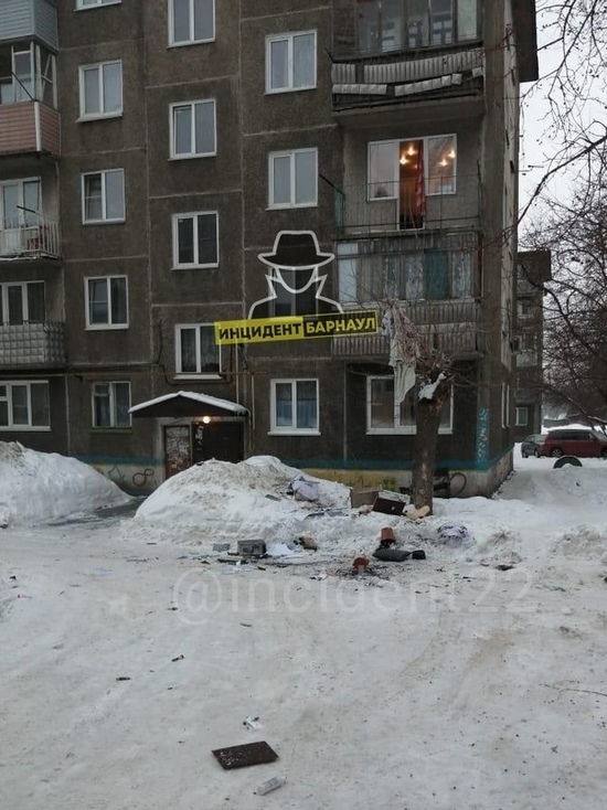 Парень с девушкой выкинули балконную дверь во время ссоры в Барнауле