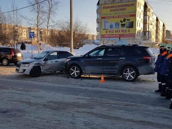 Водитель пострадал при столкновении авто в Ноябрьске