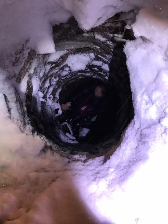 В Казани женщина на улице провалилась в канализационный колодец