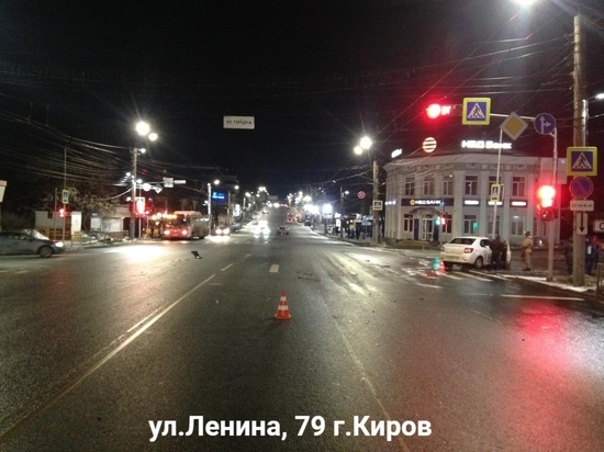 В Кирове пять человек пострадали в аварии с двумя иномарками
