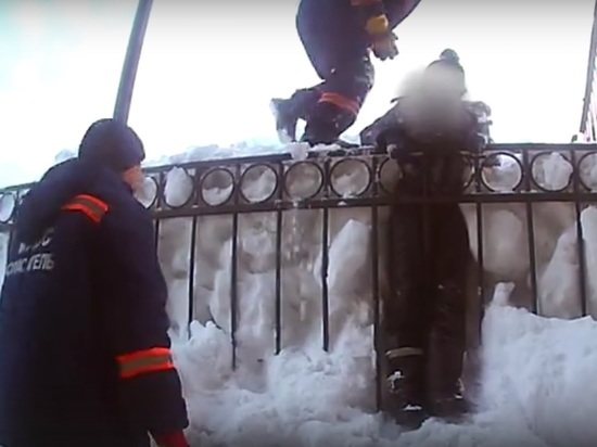 Специалисты МАСС засняли спасение ребенка в Новосибирске из сугроба