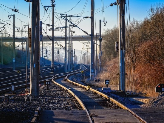 Пассажирский поезд на Москву протаранил легковушку в Северной Осетии