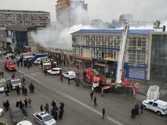 В Дагестане горит крупный торговый центр