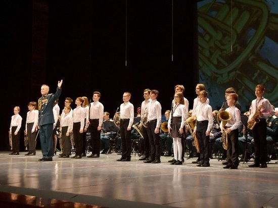 На концерте в День Защитника Отечества впервые выступил костромской детский духовой оркестр