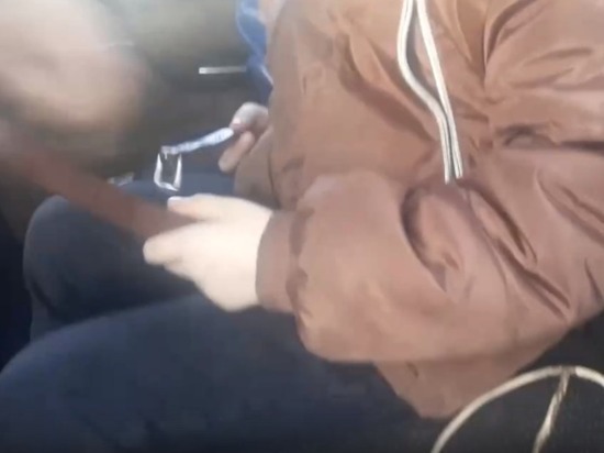 В Твери водитель пристегнул ребенка брючным ремнем к сиденью