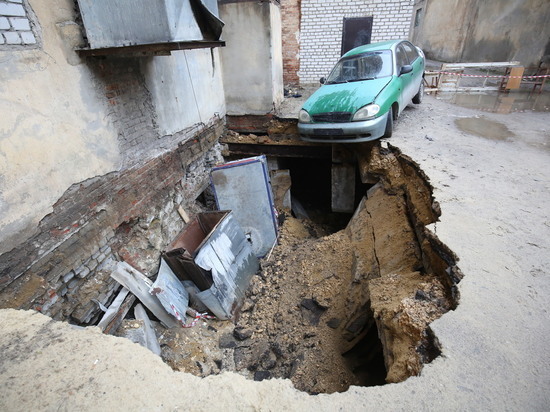 Специалисты выяснят причины провала грунта возле многоэтажки в Волгограде