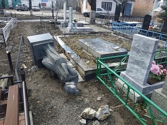 В Азове вандалы разрушили памятник на городском кладбище