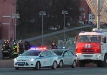 Сотрудники полиции установили личность неизвестного, угрожавшего броситься с Москворецкого моста во вторник днем