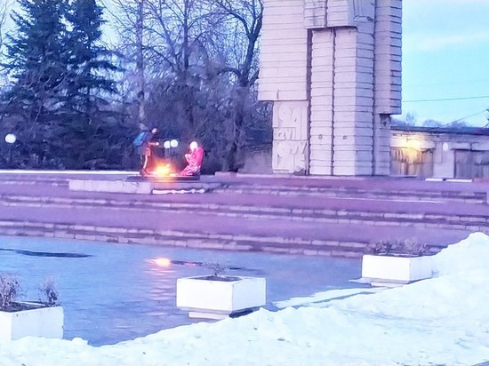 Полиция проверяет девочек, жаривших зефир над Вечным огнем в Тверской области
