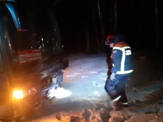 В массовом ДТП с рейсовым автобусом под Саратовом пострадали четыре человека