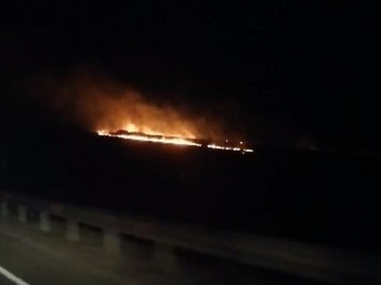 Пожар вдоль федеральной трассы в Забайкалье сняли очевидцы