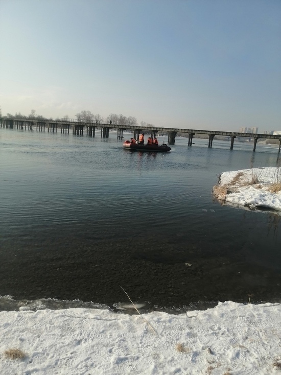 Мужчины ушли рыбачить под разрушенный мост и пропали: ищут третий день