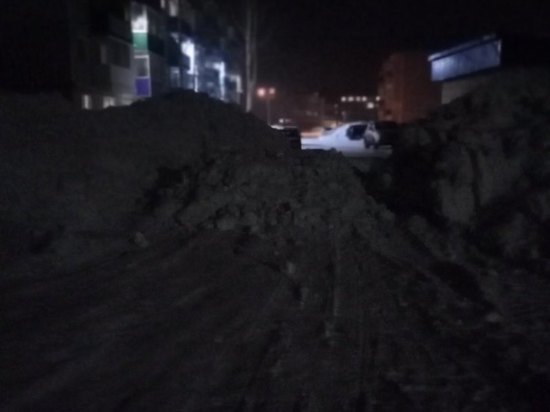 Грузовой автомобиль завалил дорогу в Анжеро-Судженске снегом