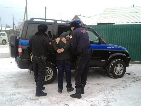 В Улан-Удэ мужчина отбирал деньги с помощью топора