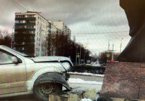В памятник Соловецким Юнгам в московском районе Северное Измайлово 24 февраля въехал 60-летний водитель из-за технической неисправности автомобиля