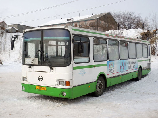 В Салехарде жалуются на проблемы с безналичным расчетом в автобусах