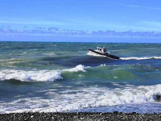 Из-за погоды в Сочи приостановили поиски смытых в море мальчиков