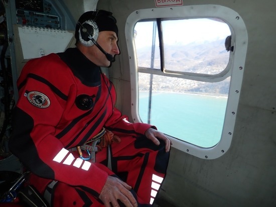 Появилось видео с вертолёта, ищущего смытых в море восьмиклассников в Сочи