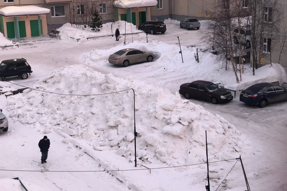 Пожаловаться на снег во дворе. Много снега во дворе. Гора снега во дворе. Горы снега во дворах Иркутска. Много снега во дворе богатого дома.