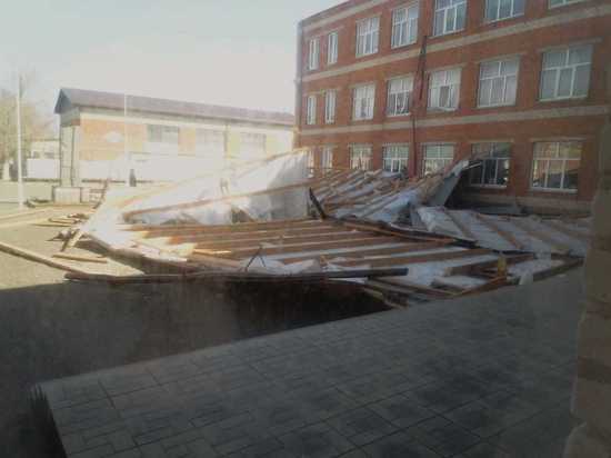На Тамани ветром снесло крышу школы