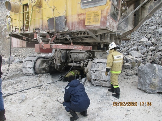 Спасатели НСО несколько часов вытаскивали тело рабочего из экскаватора