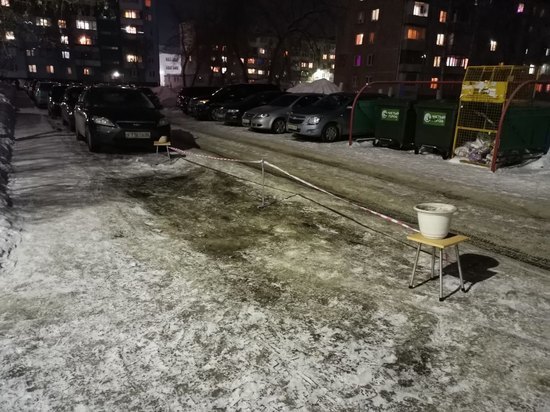 Кемеровчанин “забронировал” место на парковке с помощью табуреток и горшка