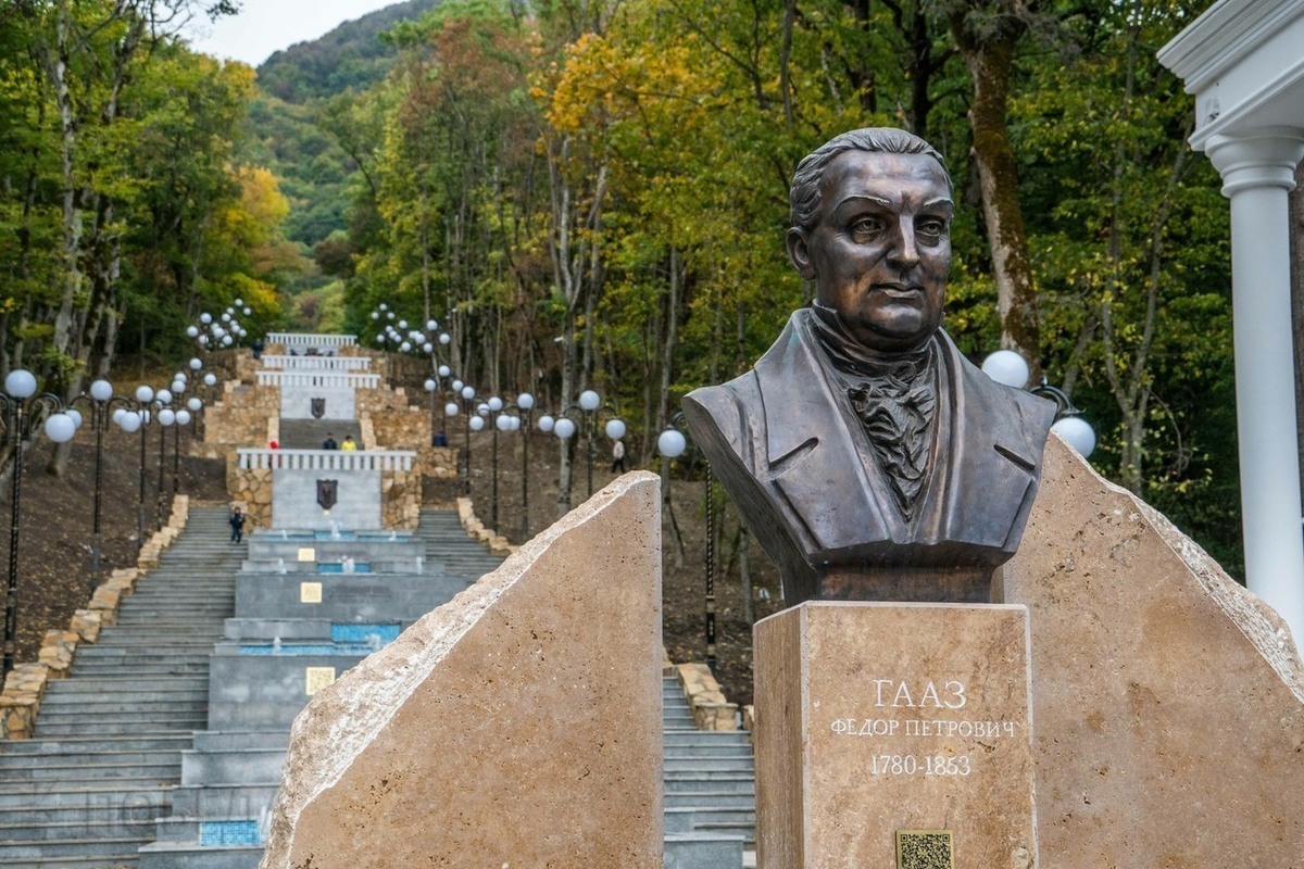 Железноводск люди. Памятник Гаазу в Железноводске. Памятник Федору Гаазу в Железноводске. Курортный парк Железноводск. Памятник Гаазу в Кисловодске.