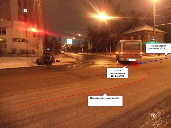 Из-за водителя маршрутки в Костроме «чёрный бумер» влетел в столб