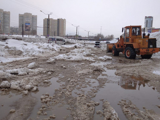 Порыв водопровода затопил улицу Малахова в Барнауле