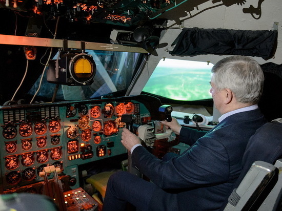 Воронежский губернатор посидел за штурвалом СУ-34 и Ил-86