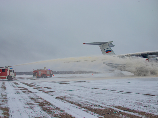 На аэродроме в Тверской области учились тушить самолет