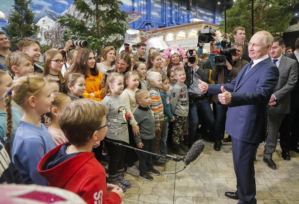 Путин развеселил детей на открытии "московского Диснейленда": фотознакомство с президентом 