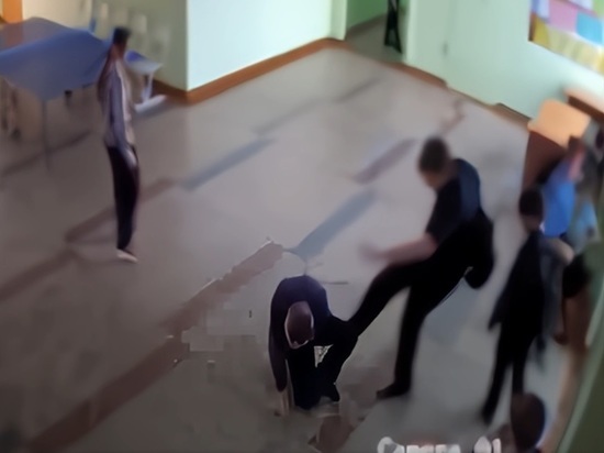 Драка детей в новосибирской школе №86 попала на видеокамеру