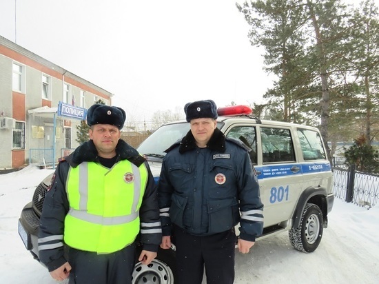 Полицейские в Кузбассе помогли автомобилисту с семьёй выбраться из сугроба